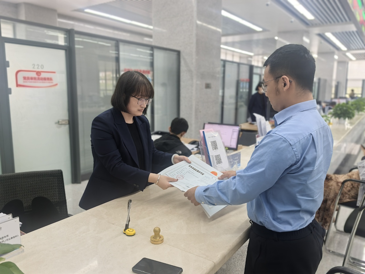 威海营商行 | 精准施策优服务 “带证”落地轻松办